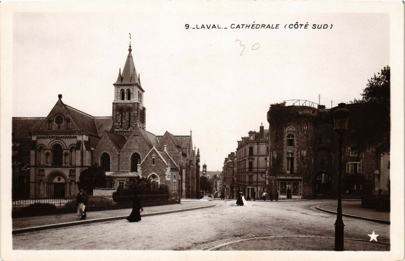 Carte postale ancienne Laval-Cathédrale à Laval