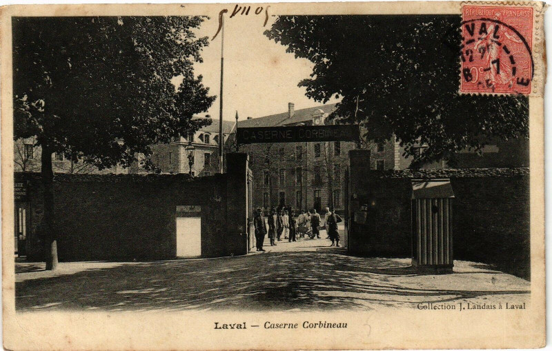 Carte postale ancienne Laval-Caserne Corbineau à Laval