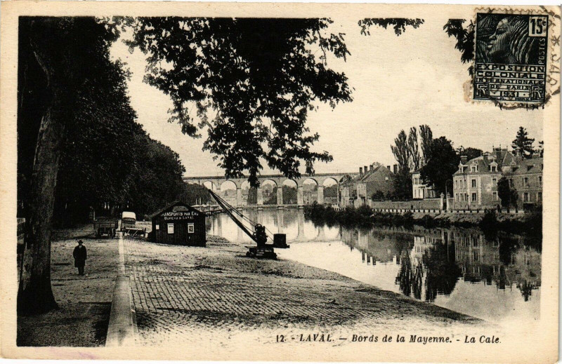 Carte postale ancienne Laval-Bords de la Mayenne à Mayenne