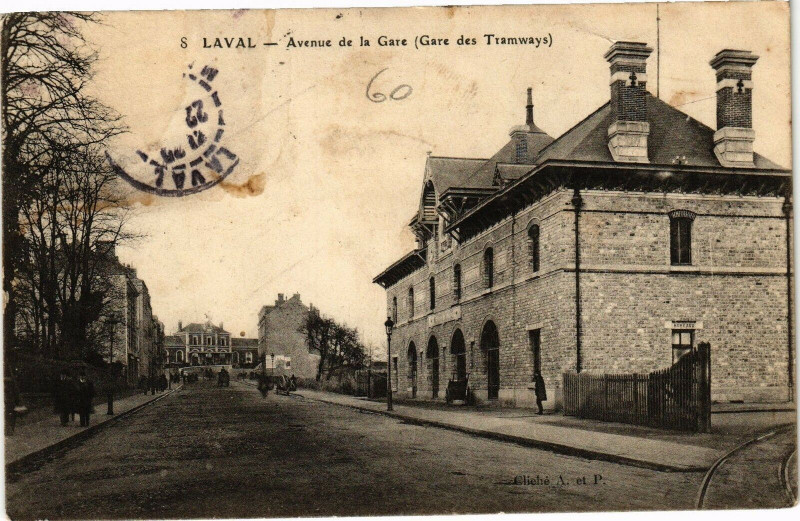 Carte postale ancienne Laval-Avenue de la Gare à Laval