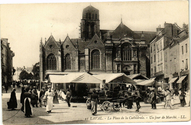 Carte postale ancienne Laval- La Place de la Cathédrale-Un jour de Marché à Laval