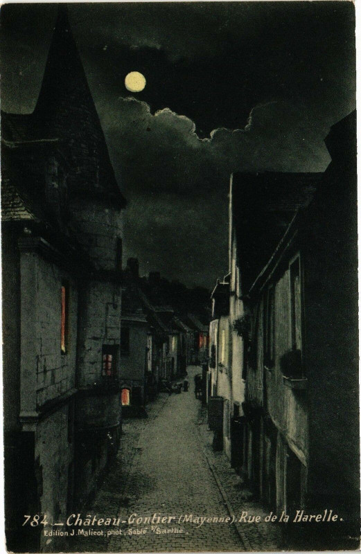 Carte postale ancienne Chateau gontier .- Rue de la harelle