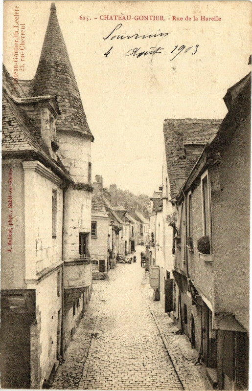 Carte postale ancienne Chateau gontier .- Rue de la harelle