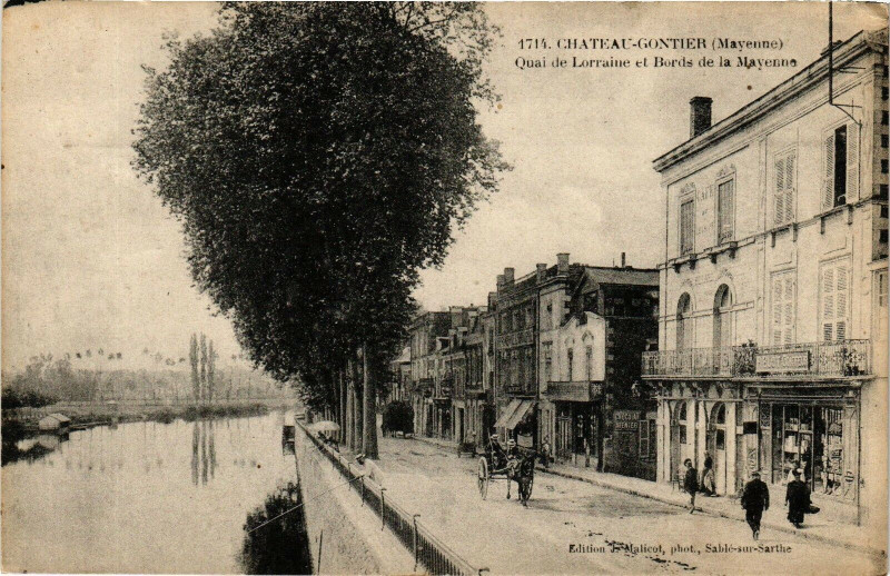 Carte postale ancienne Chateau gontier .- Quai de lorraine et bords