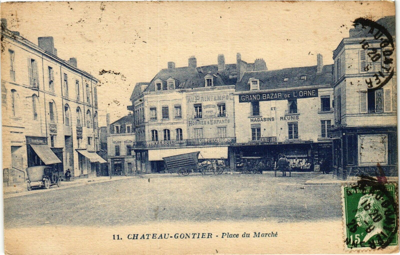 Carte postale ancienne Chateau gontier .- Place Du Marche à Placé