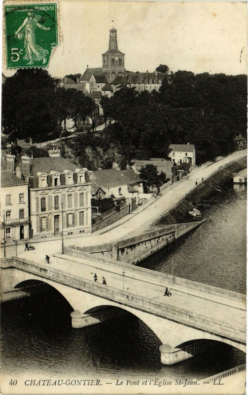 Carte postale ancienne Chateau gontier .- Le pont et l'eglise