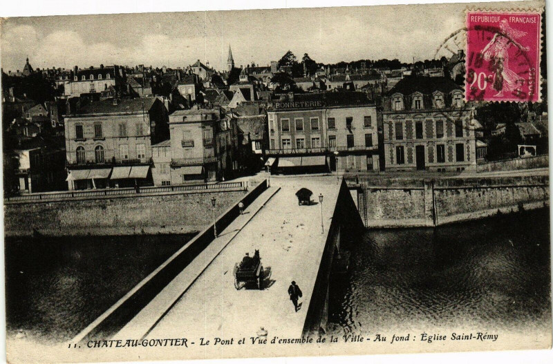 Carte postale ancienne Chateau gontier .- Le pont et