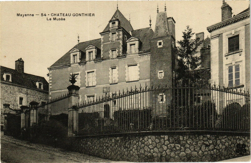 Carte postale ancienne Chateau gontier .- Le musee