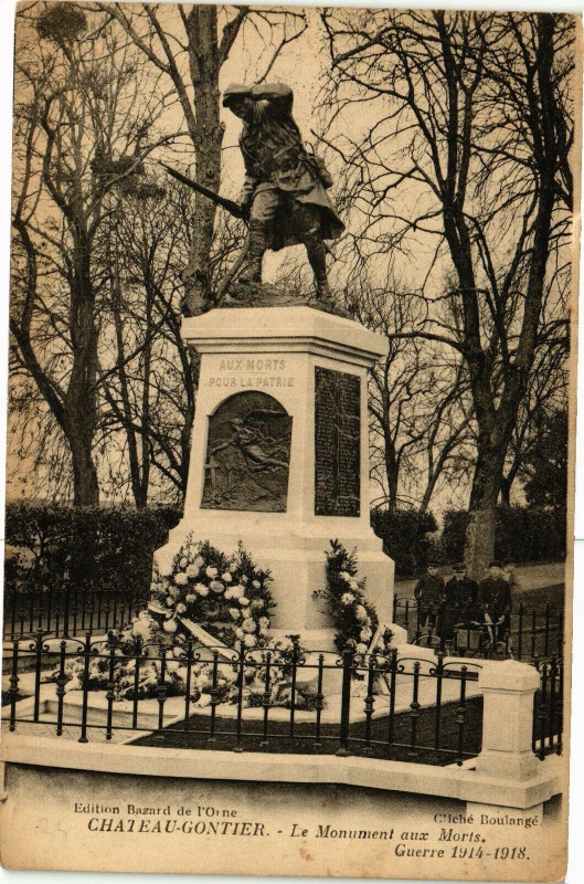 Carte postale ancienne Chateau gontier .- Le monument aux morts