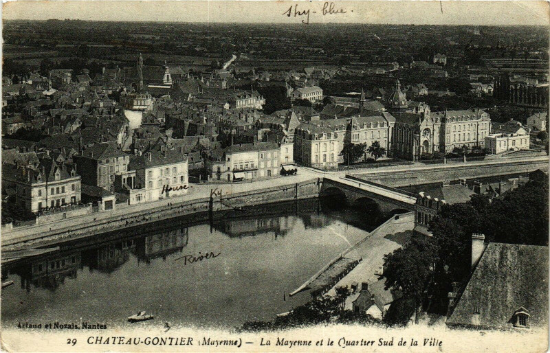 Carte postale ancienne Chateau gontier .- La mayenne et le quartier à Mayenne