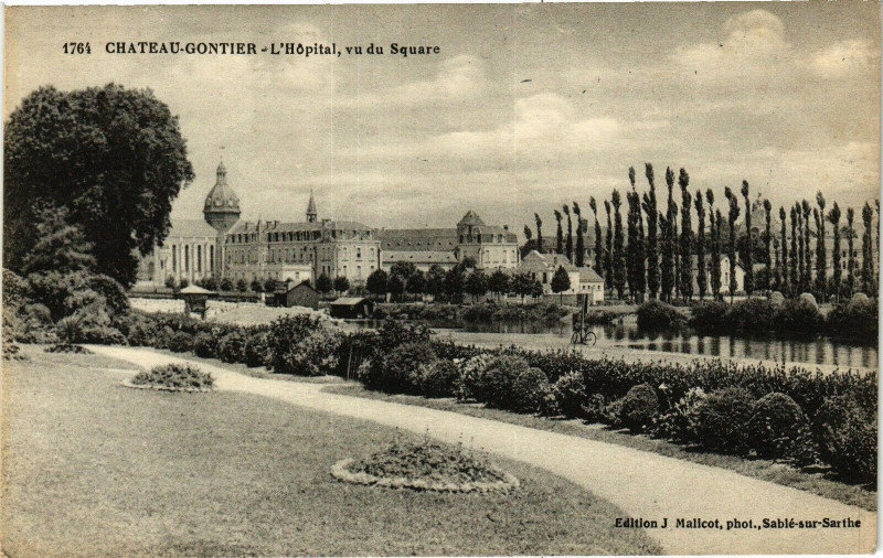 Carte postale ancienne Chateau gontier .- L'hopital vu du square