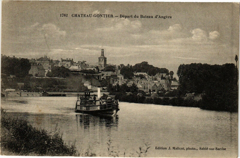 Carte postale ancienne Chateau gontier .- Depart du bateau d'angers