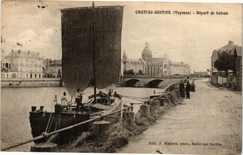 Carte postale ancienne Chateau gontier .- Depart de bateau