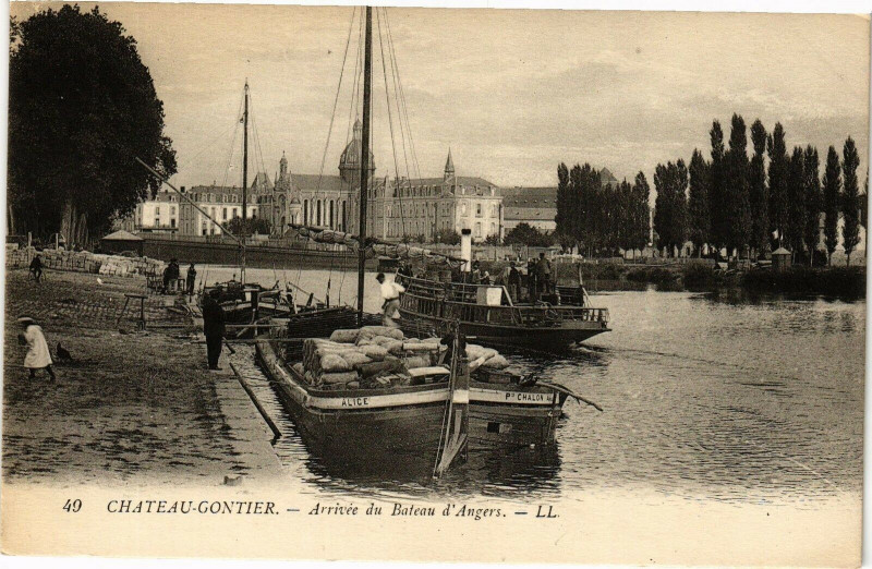 Carte postale ancienne Chateau gontier .- Arrivee du bateau