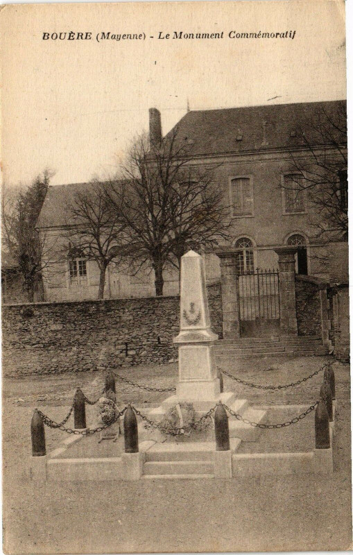 Carte postale ancienne Bouere .- Le monument à Bouère