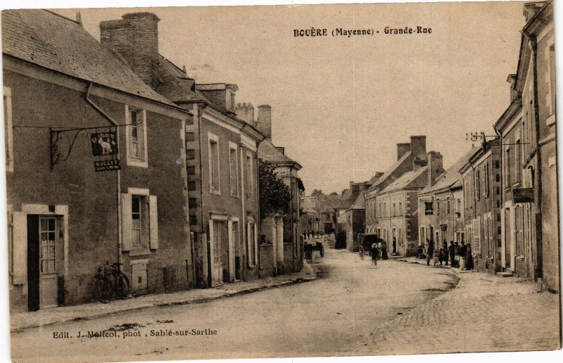 Carte postale ancienne Bouere .- Grand rue à Bouère