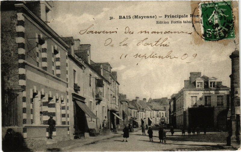 Carte postale ancienne Bais .- Principale rue à Bais