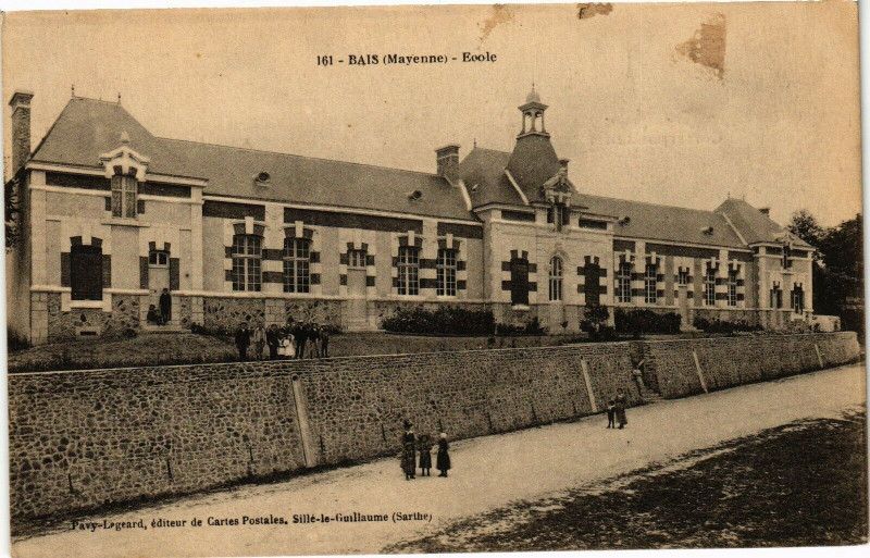 Carte postale ancienne Bais .- Ecole à Bais