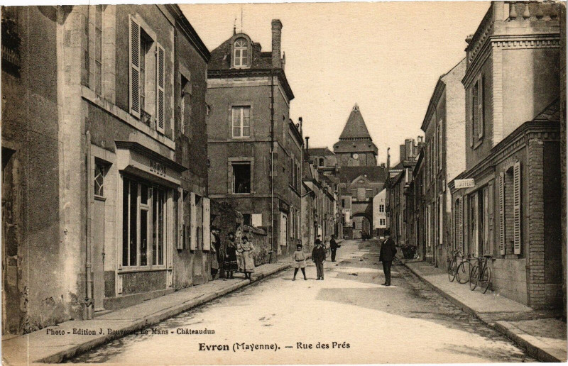 Carte postale ancienne Evron .- Rue des pres à Évron
