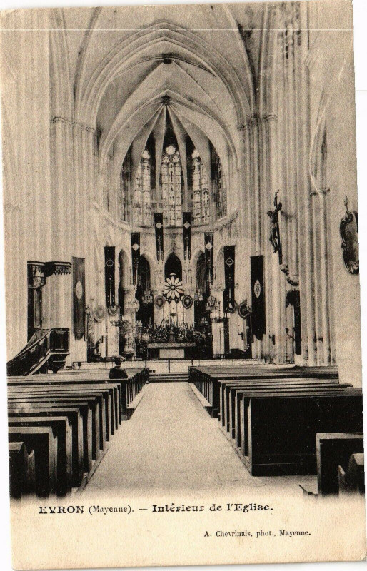 Carte postale ancienne Evron .- Interieur de l'eglise à Évron