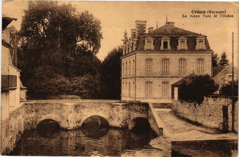 Carte postale ancienne Craon.- Le vieux pont et à Craon