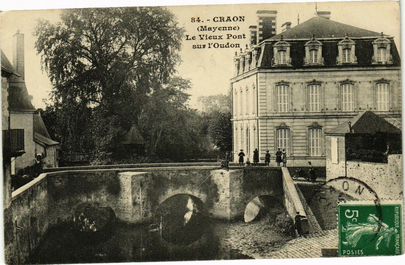 Carte postale ancienne Craon.- Le vieux pont à Craon