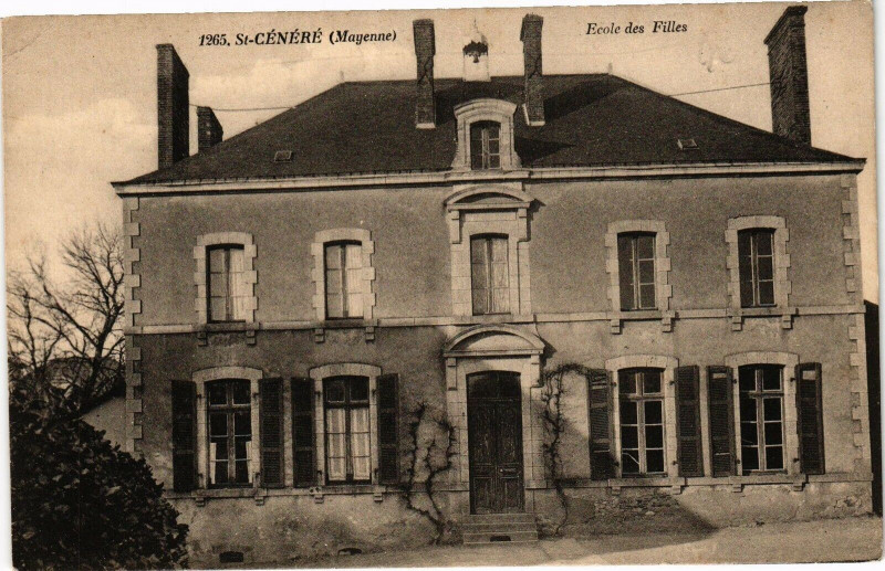 Carte postale ancienne Mayenne-St Cénéré-Ecoles des Filles à Mayenne