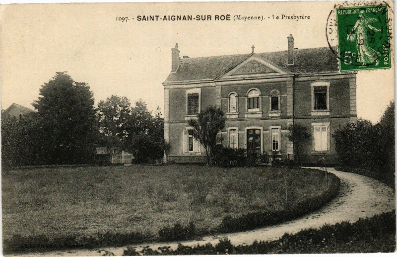 Carte postale ancienne Mayenne-Saint Aignan sur Roé-Le Presbytére à Mayenne