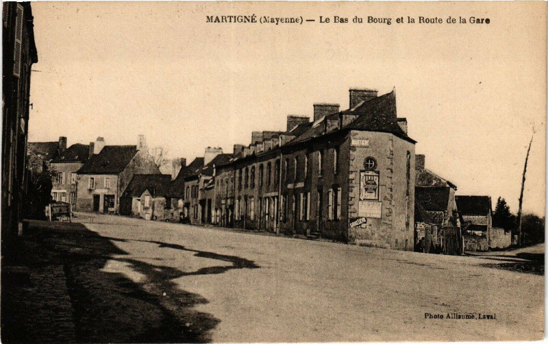 Carte postale ancienne Mayenne-Martigné-Le Bas du Bourg et la Route de la Gare à Mayenne