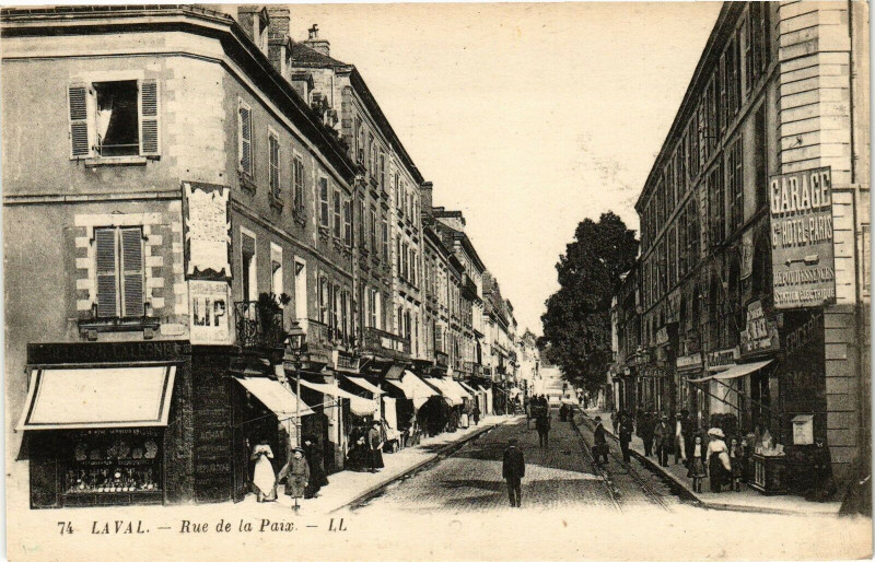 Carte postale ancienne Laval-Rue de la Paix à Laval