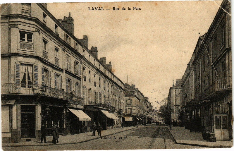 Carte postale ancienne Laval-Rue de la Paix à Laval