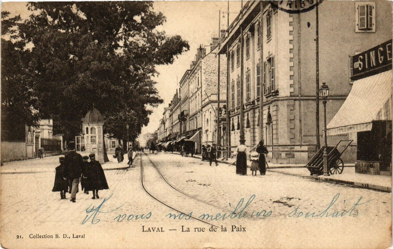 Carte postale ancienne Laval-La Rue de la Paix à Laval
