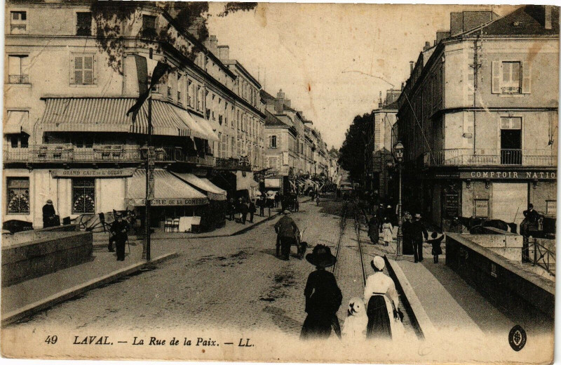 Carte postale ancienne Laval-La Rue de la Paix à Laval