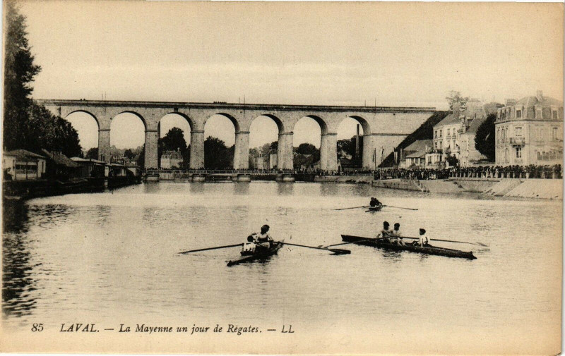 Carte postale ancienne Laval-La Mayenne un jour de Régates à Mayenne