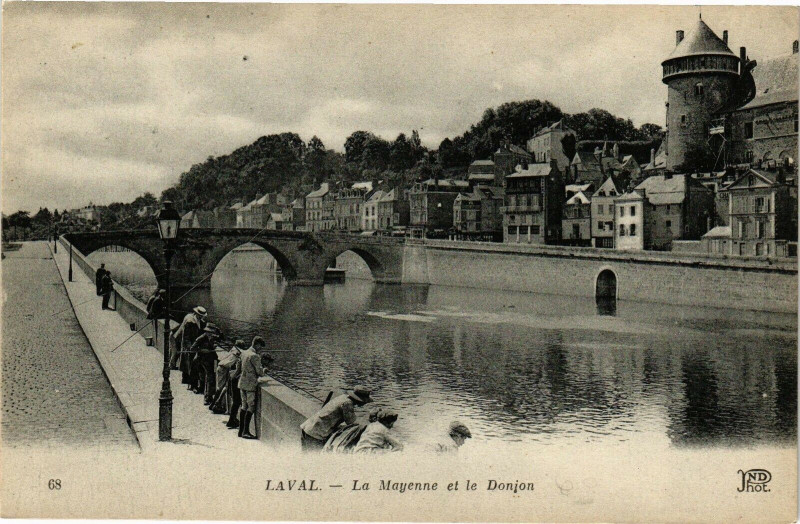 Carte postale ancienne Laval-La Mayenne et le Donjon à Mayenne