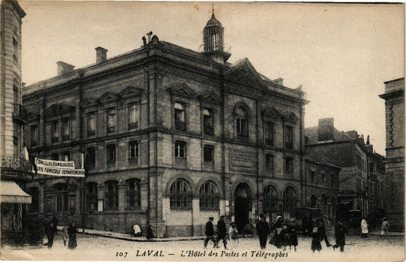 Carte postale ancienne Laval-L'Hótel des Postes et Télégraphes à Laval