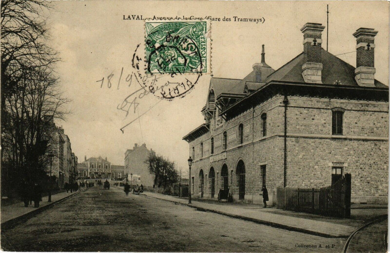 Carte postale ancienne Laval-Avenue de la Gare à Laval