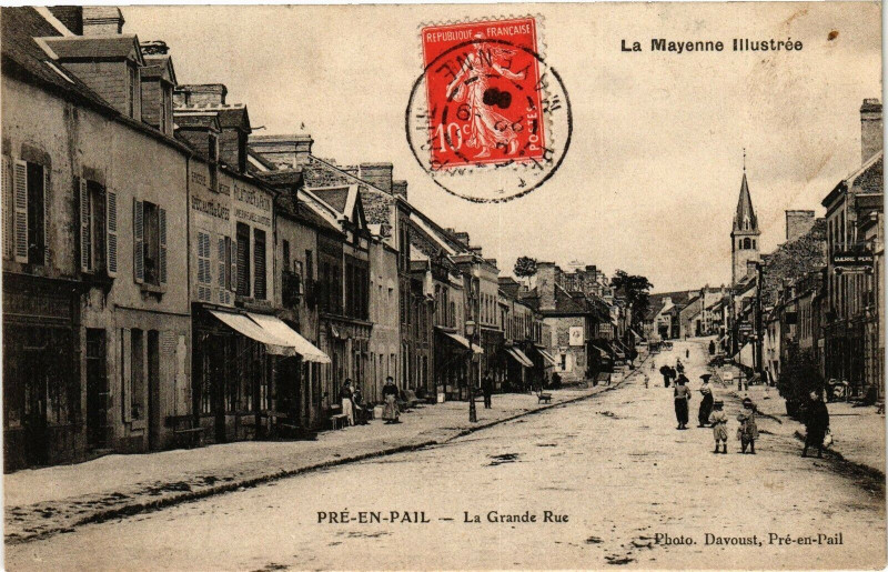 Carte postale ancienne Pré en Pail-La Grande Rue