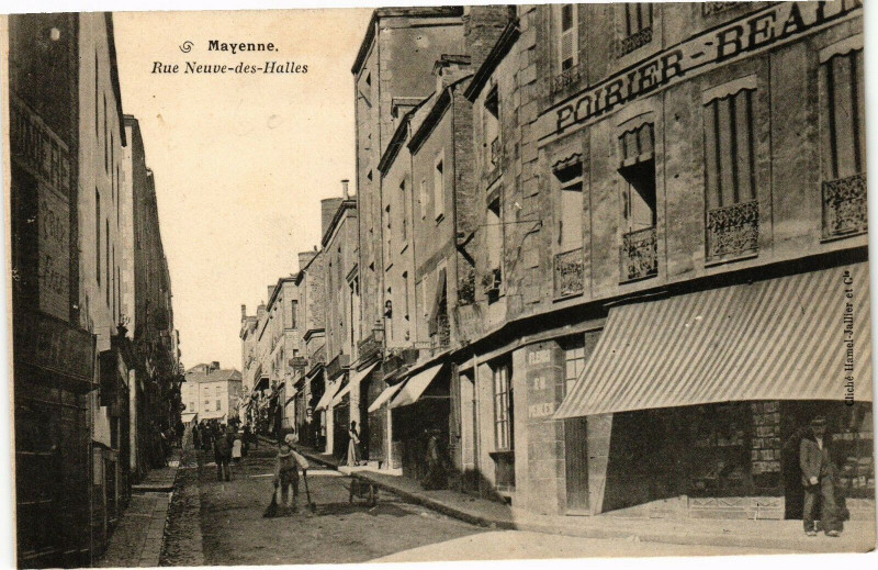 Carte postale ancienne Mayenne-Rue Neuve des Halles à Mayenne