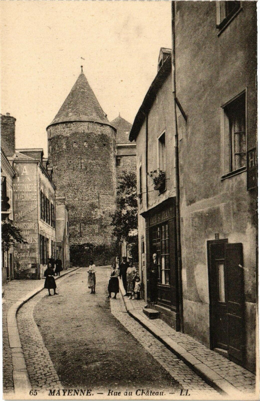 Carte postale ancienne Mayenne-Rue du Cháteau à Mayenne