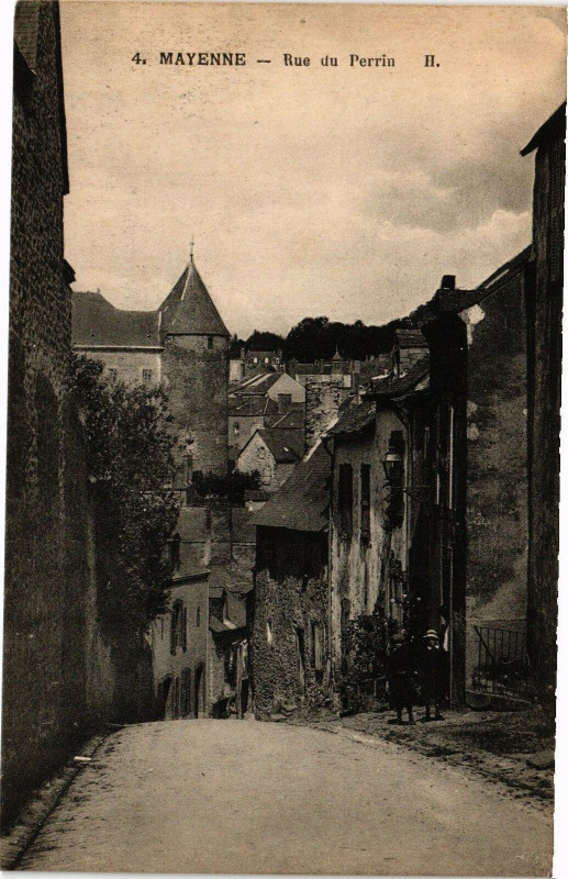 Carte postale ancienne Mayenne-Rue de Perrin à Mayenne