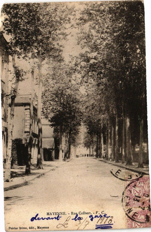 Carte postale ancienne Mayenne-Rue Colbert à Mayenne