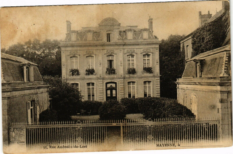 Carte postale ancienne Mayenne-Rue Ambroise de Loré à Mayenne