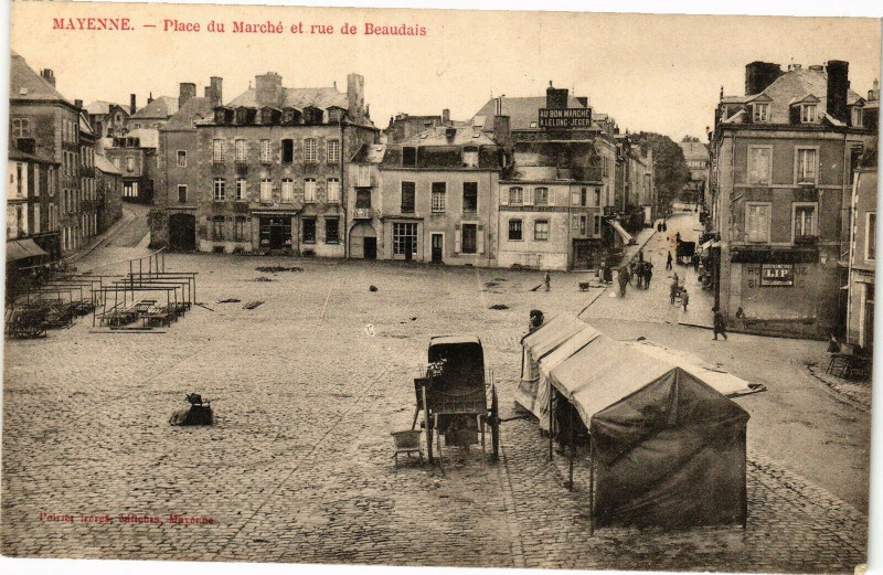 Carte postale ancienne Mayenne-Place du Marché et rue de Beaudais à Mayenne