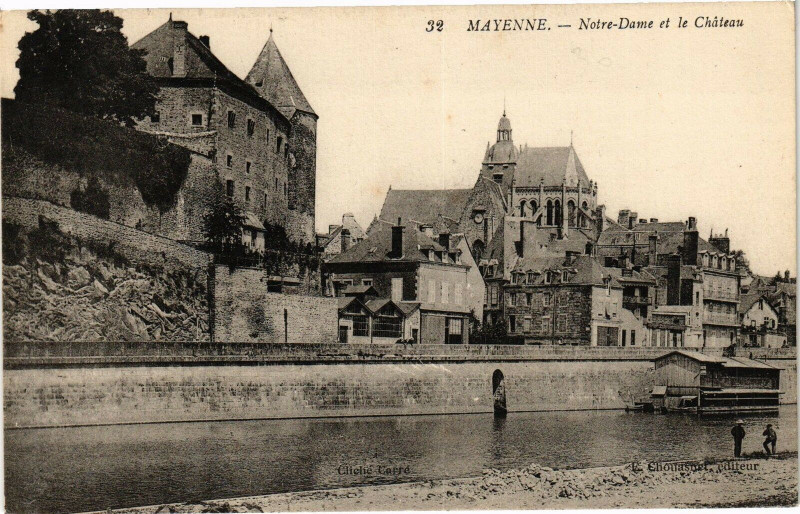 Carte postale ancienne Mayenne-Notre Dame et le Cháteau à Mayenne