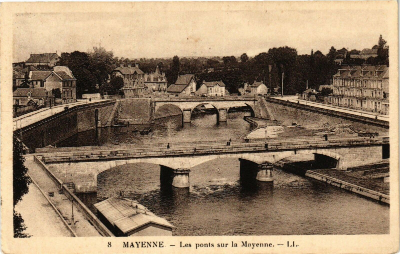 Carte postale ancienne Mayenne-Les Ponts sur la Mayenne à Mayenne