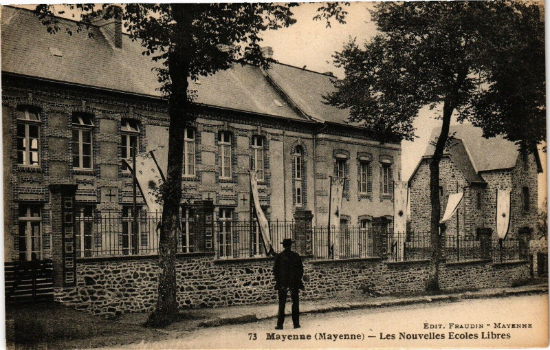 Carte postale ancienne Mayenne-Les Nouvelles Ecoles Libres à Mayenne