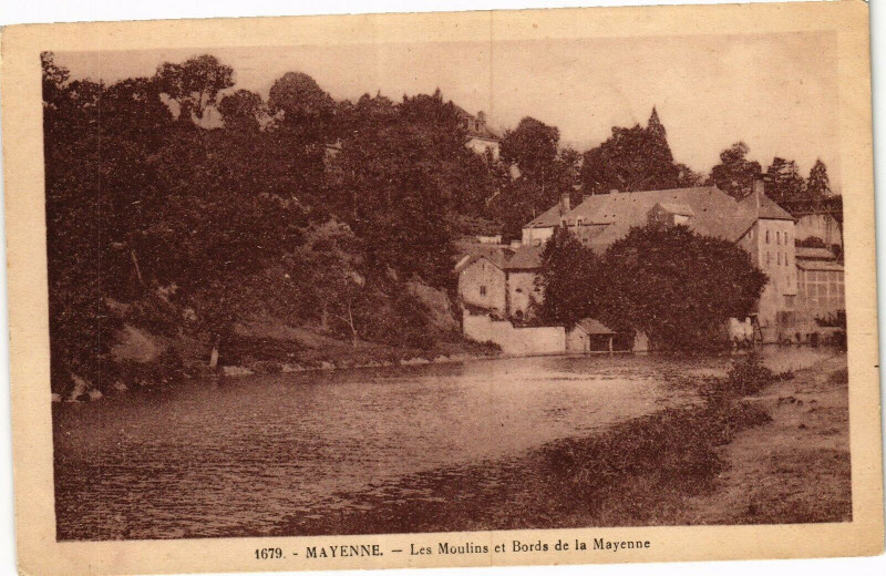 Carte postale ancienne Mayenne-Les Moulins et Bords de la Mayenne à Mayenne