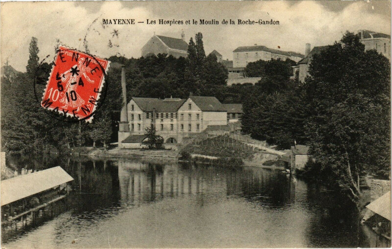 Carte postale ancienne Mayenne-Les Hospices et le Moulin de la Roche Gandon à Mayenne