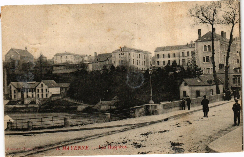 Carte postale ancienne Mayenne-Les Hospices à Mayenne
